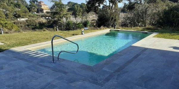 ¿Estás pensando en construir una piscina? Descubre las ventajas y desventajas de los diferentes tipos de piscinas.